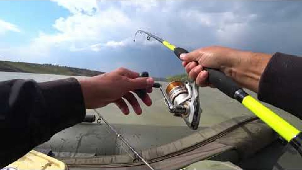 Рыбалка в штормовой ветер или активность рыбы перед грозой.