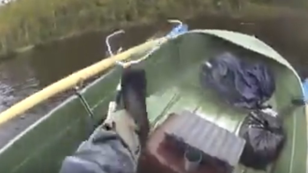Щука напала на рыбака и перевернула лодку