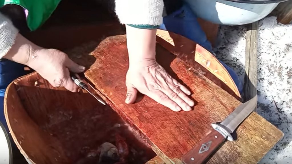 Женщины-Ханты - умеют чистить рыбу. Особый способ