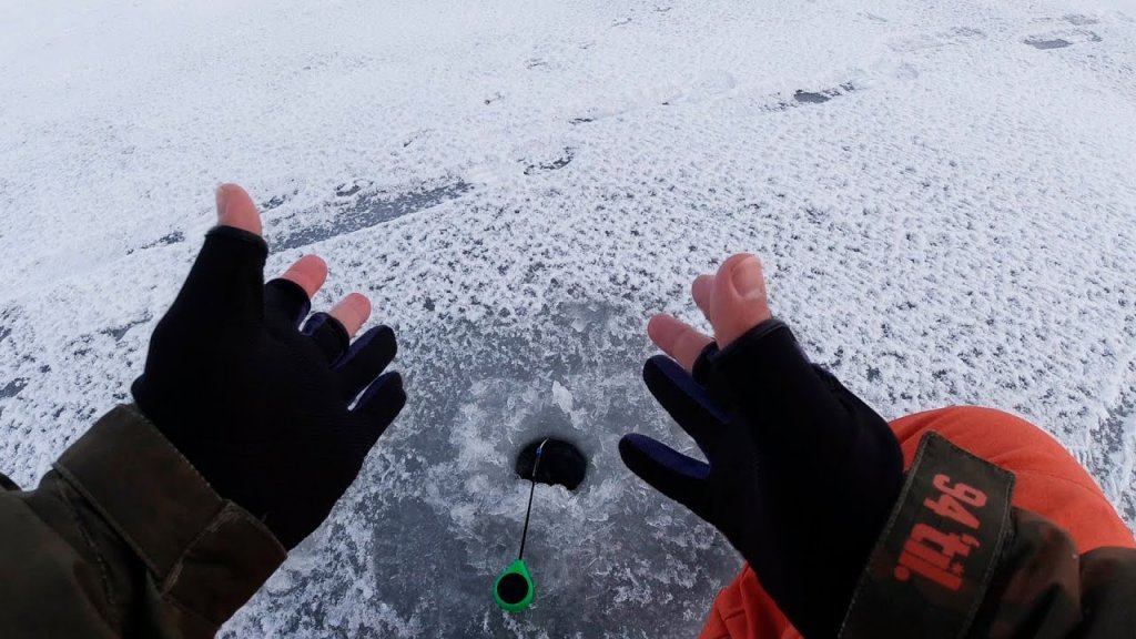 Как живая! Самая реалистичная приманка! Зимняя рыбалка по первому льду на самодельную мормышку.