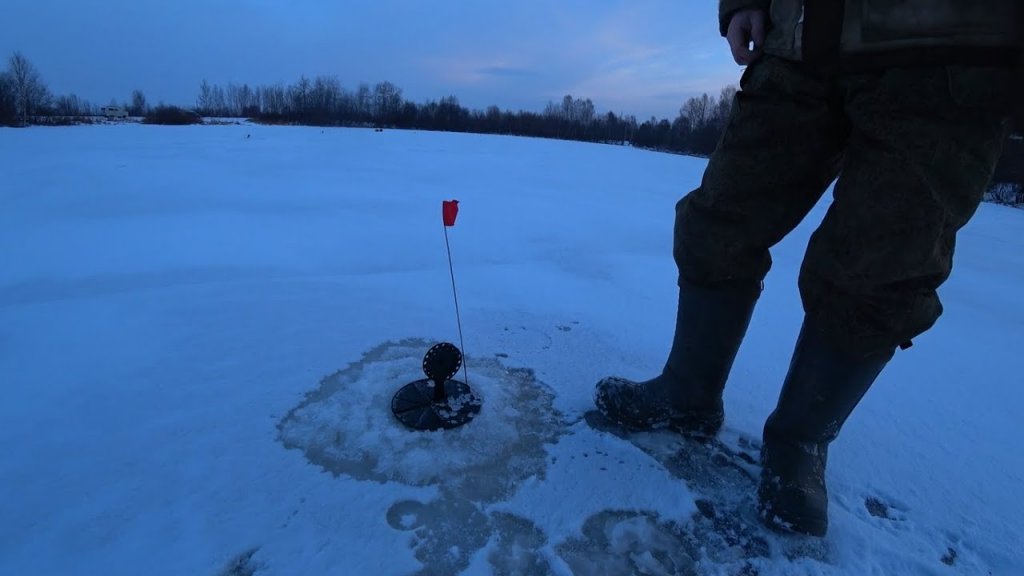 Рыбалка в мороз. Ловим живца и ставим жерлицы.