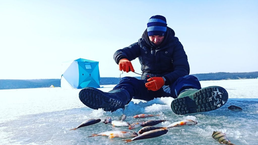 Порвало лёд на рыбалке! Зимняя рыбалка 2021 ловим окуня и плотву на поплавок и мормышку!