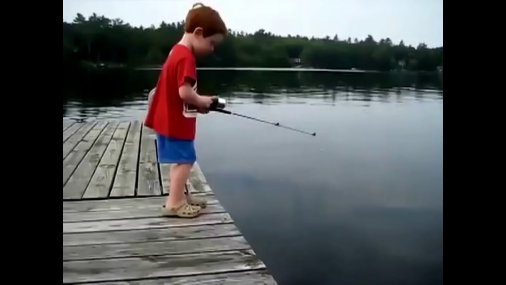 Ребенок-рыбак, который смог. За 1 секунду