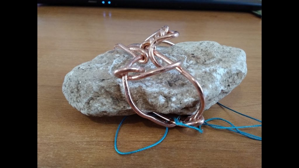 Простая деревеннская снасть на сазана(карпа) из камня. Самый простой и надежный макушатник. Простая деревеннская снасть на сазана(карпа) из камня. Самый простой и надежный макушатник.