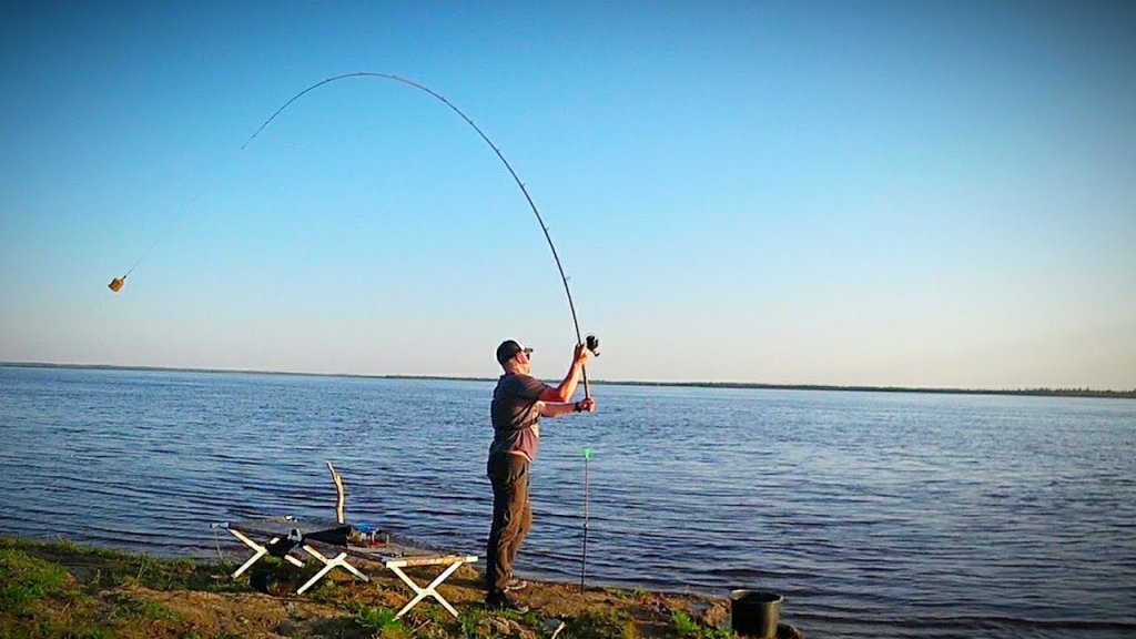 Рыбалка с ночёвкой на берегу реки.Рыбачу на корягу).Сезон открыт.