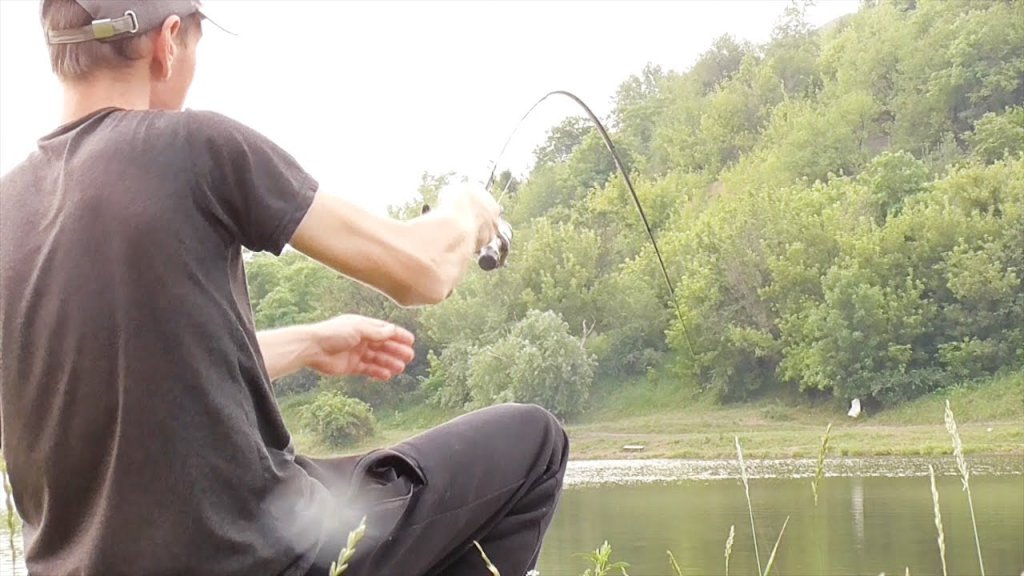 Рыбалка маховой удочкой на реке: ловля, снасти, приемы | Рыболовные видео