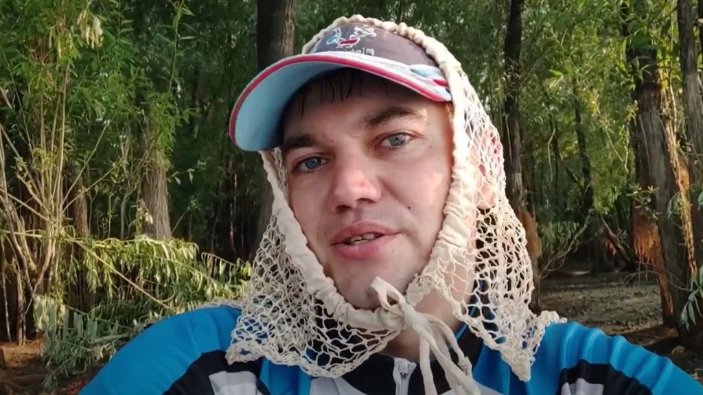 Придумал как спастись от мошки на рыбалке Придумал как спастись от мошки на рыбалке