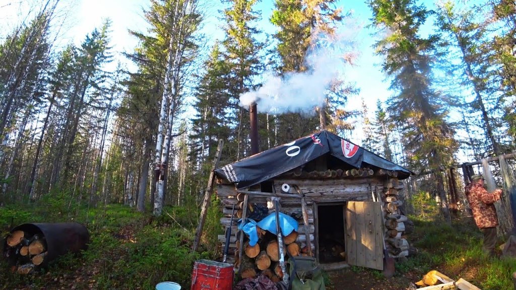 В ЛЕС НА 10 ДНЕЙ.ОХОТА И РЫБАЛКА.Рыбачим на соседнем озере.Ночёвка в старой охотничьей избе(2 серия)