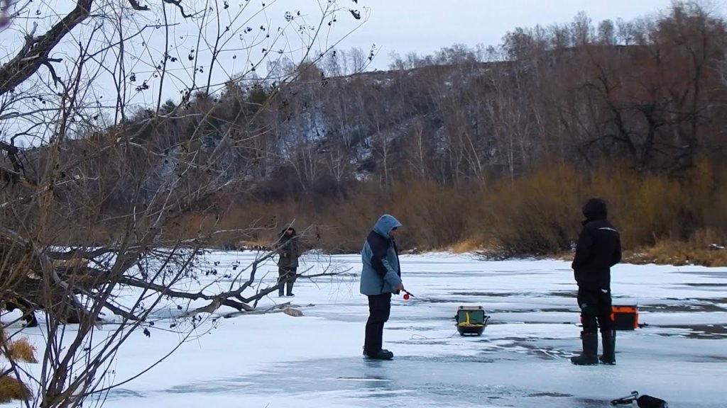 Нашли протоку где местные мешками по первому льду ловили рыбу! Ловчий балансир!