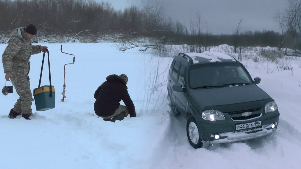 На шевроле нива по глубокому снегу по быстрому за живцами. Тест новой камеры Panasonic HC-X800.