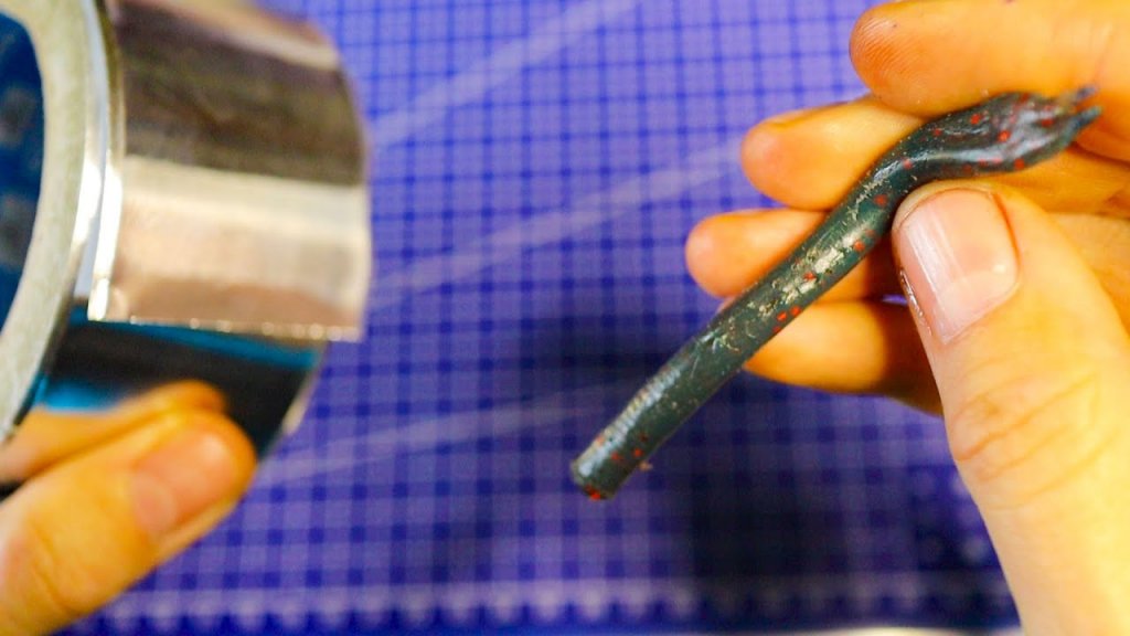 Изготовление силиконовых червей с помощью алюминиевого скотча