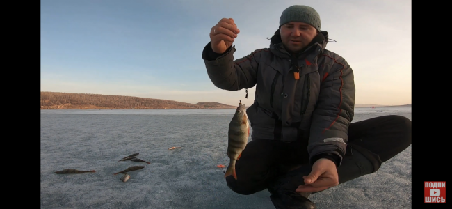 зимняя рыбалка на озере парное