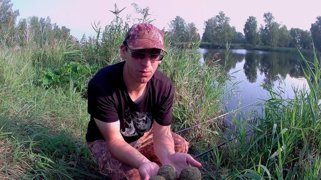 Ловля карася на поплавок летним августовским вечером. Карась на закате солнца. Рыбалка на карася. Ловля карася на поплавок летним августовским вечером. Карась на закате солнца. Рыбалка на карася.