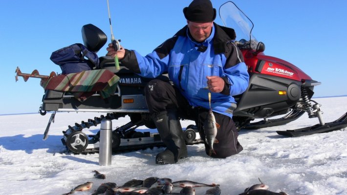 МЧС в этом году разрешило рыбакам выезд на лёд на снегоходах и квадроциклах