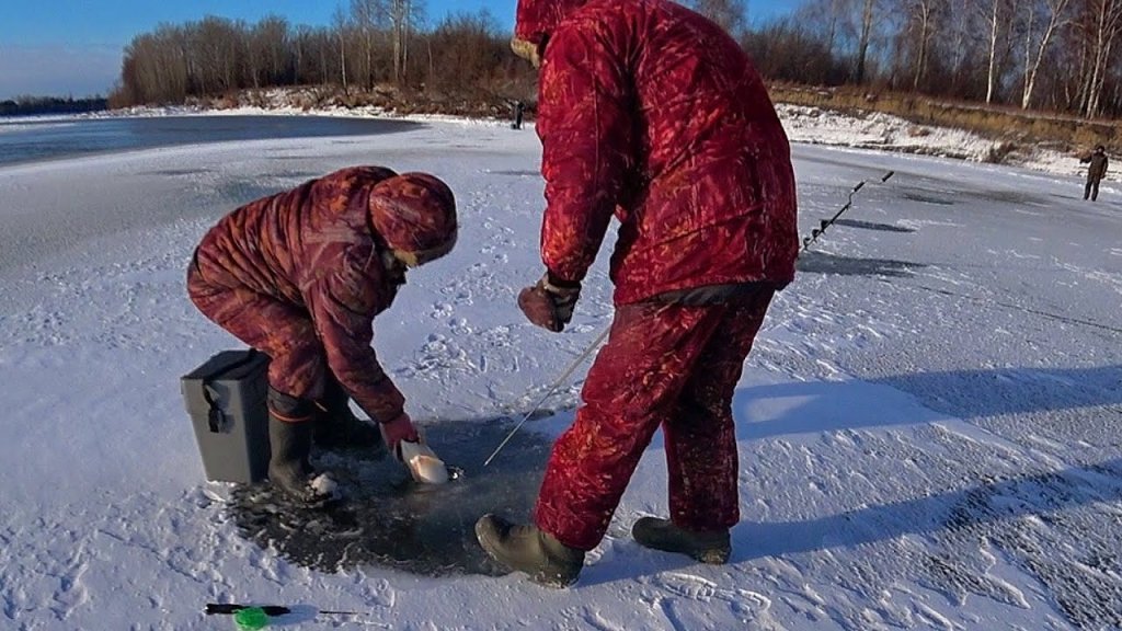 Вышли на ямы! Первый лед по судаку и щуке! ШТУРМУЕМ РЕКУ ПО ШУГЕ