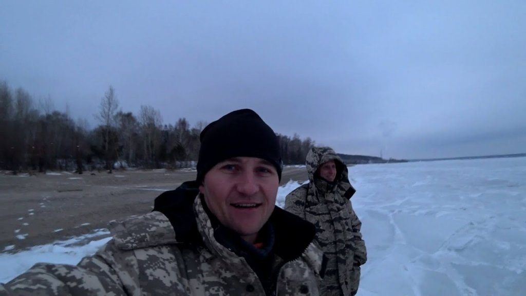 Нашли много рыбы, друг поймал трофея/мормышка/окунь/сорога/судак Нашли много рыбы, друг поймал трофея/мормышка/окунь/сорога/судак