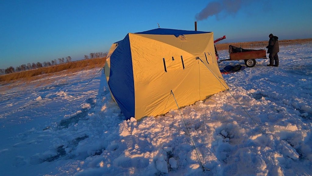 Нашли кучу рыбы камерой в камышах! Ставим палатку и тут началось! Живём на льду в палатке!