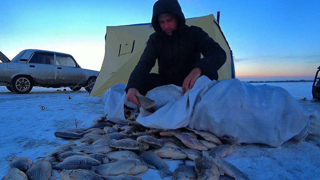 Дно забито рыбой это жесть! Наловил гору рыбы не увезти! Лучшая рыбалка первого льда 2022!