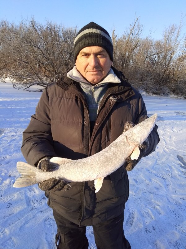 Первая со льда!...🦈🎣😲