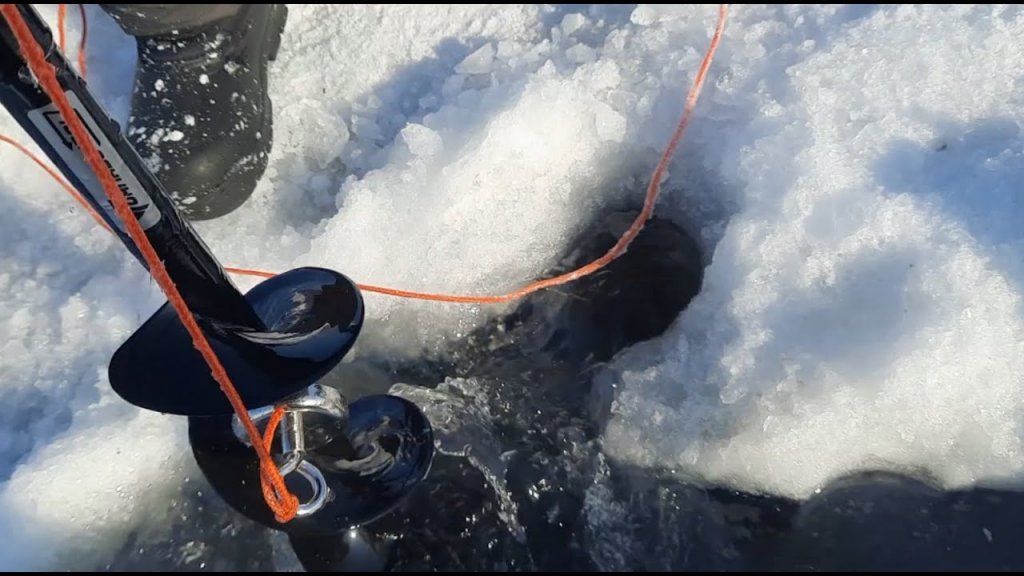 Как вытащить утонувший бур из-подо льда