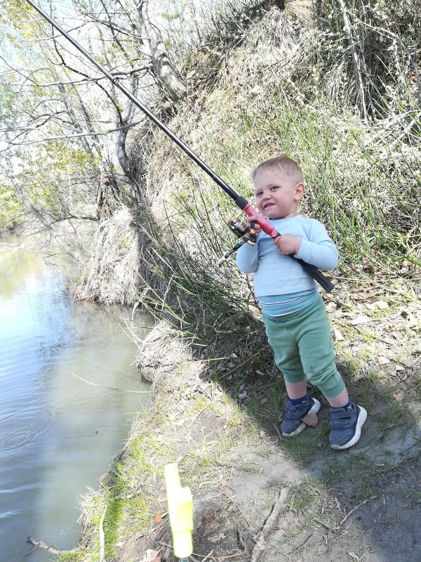 Дети на рыбалке)