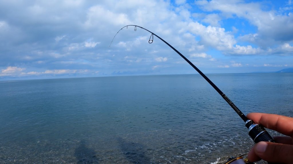 Заключительная морская рыбалка на спиннинг в Абхазии 2023.  Микроджиг с берега летом. п Алахадзы