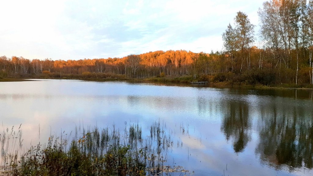 Озеро  в Осеннем закате....!