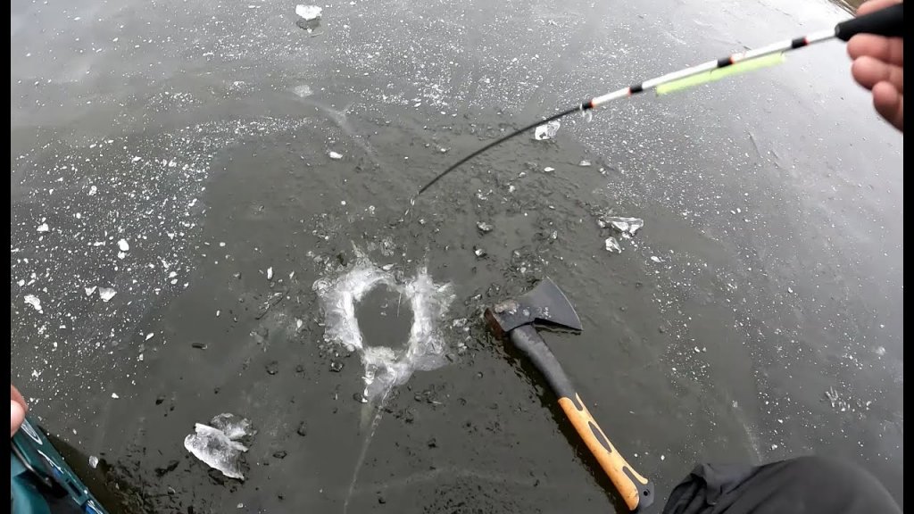 Первый лёд 2023-24!!! Открыл сезон зимней рыбалки 2023-24! Лёд трещит! Ротаны кинулись в рассыпную!