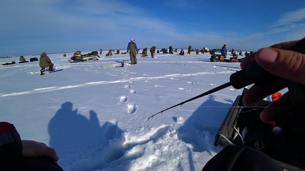 Весенние раздачи! Бешенная толпа рыбаков гонит рыбу! Рыбалка по последнему льду!