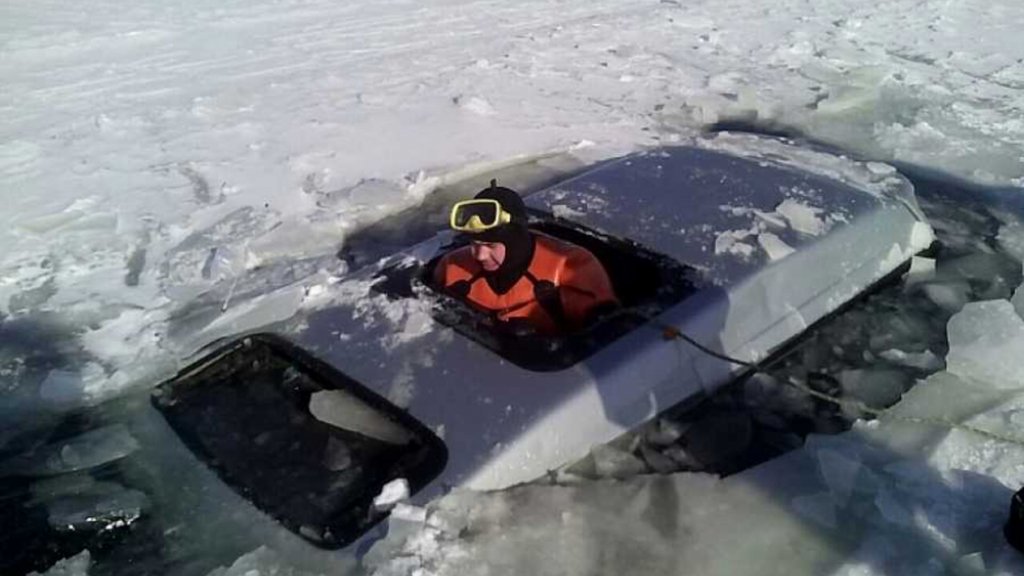 Что делать, если машина провалилась под лед