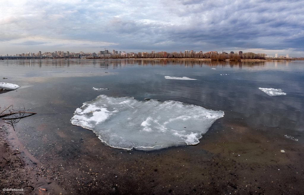 Апрель, плывут льдинки по Оби.