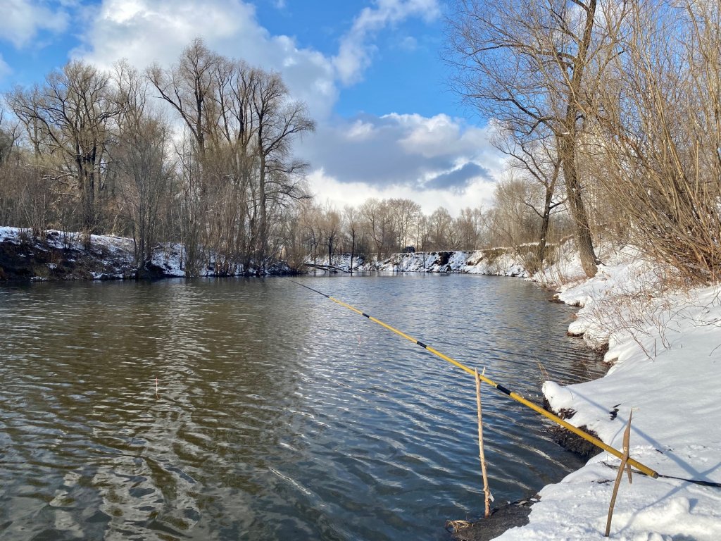 Снежный привет от зимы на реке Тула.