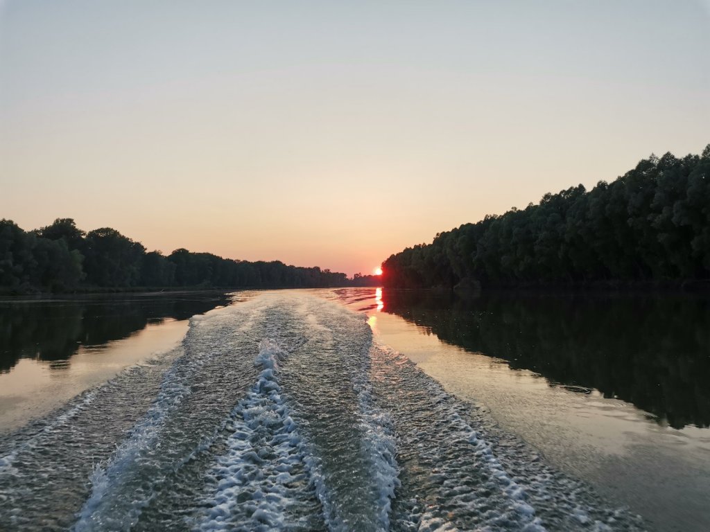 "День прожит, а ночь оставит тени снов в углах"...
