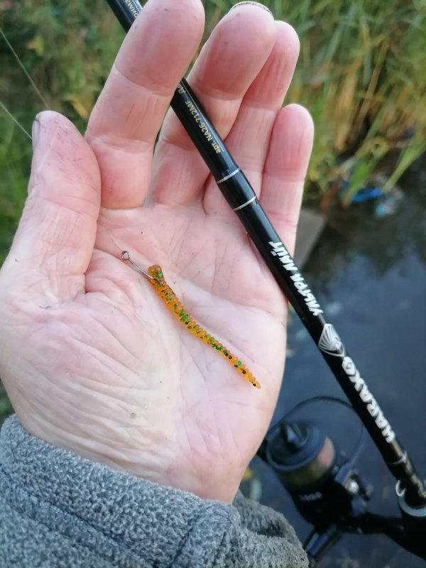 Посадка силикона на крючок.