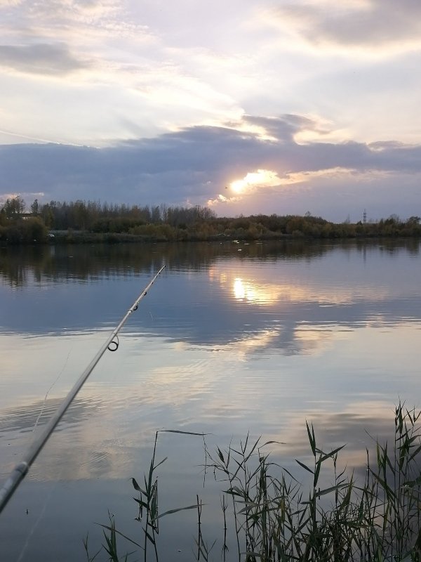 Проводил "бабье" лето на берегу озера.