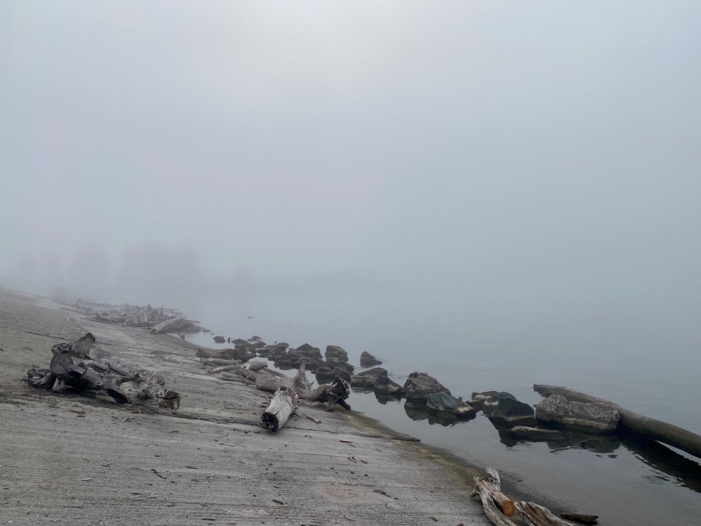 Туманное утро на берегу дамбы ГЭС.