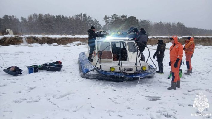 13 рыбаков спасатели сняли с оторвавшейся льдины