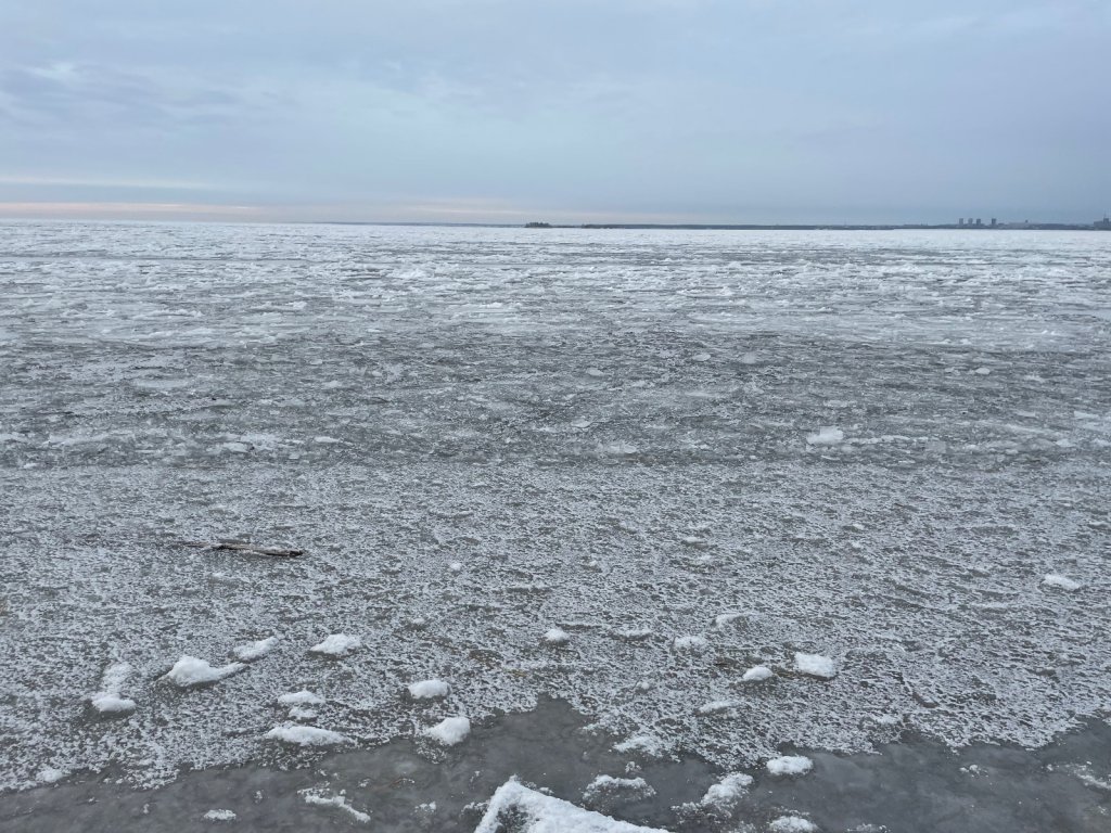 Береговая, лед стоит, рыбаков нет