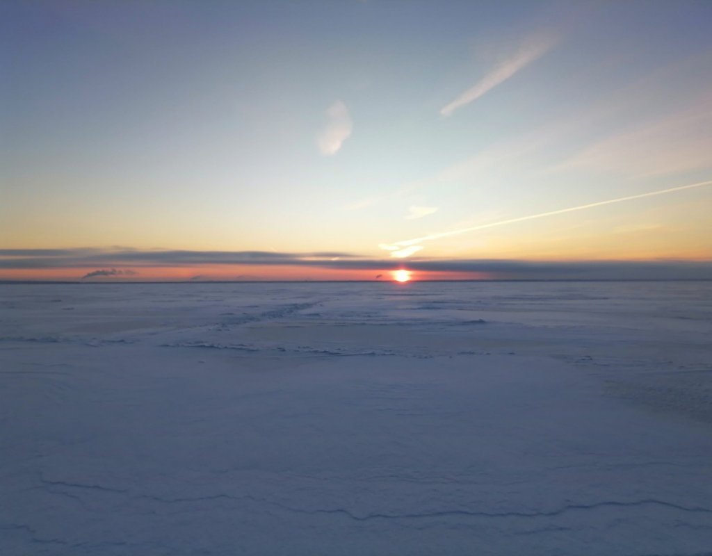 Нас утро встречает прохладой.