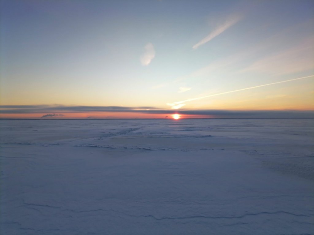 Нас утро встречает прохладой.