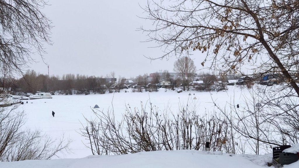 Затон, рыбаков почти нет.