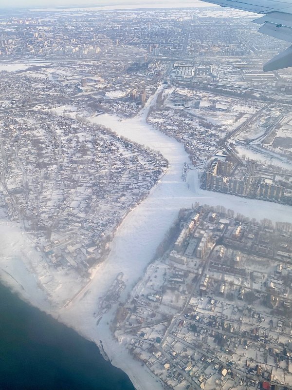 Под крылом самолёта о рыбалке поёт весенний и снежный затон.