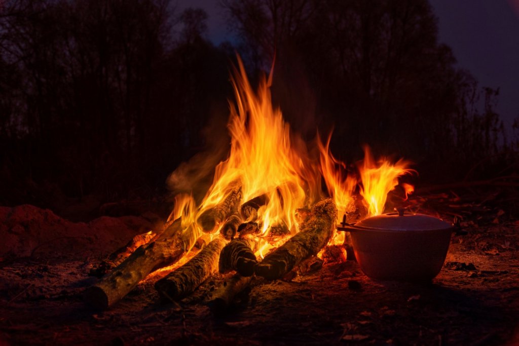 У костра