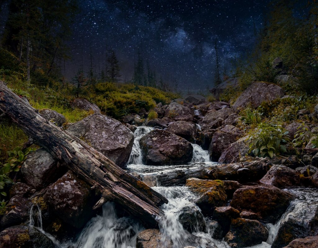 Саяны. Ночь. Горный ручей.