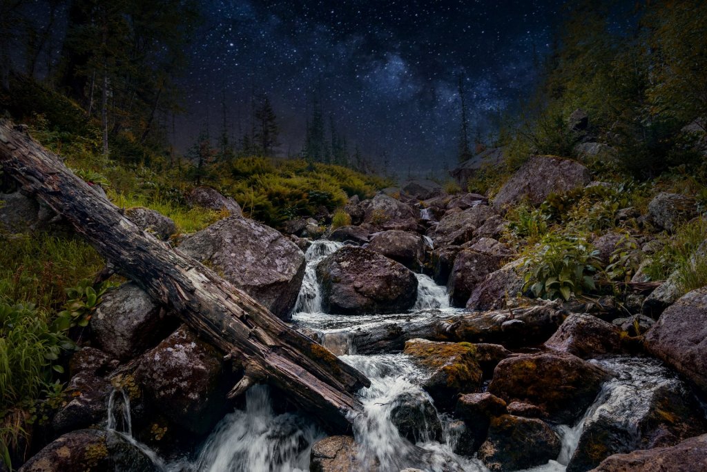 Саяны. Ночь. Горный ручей.