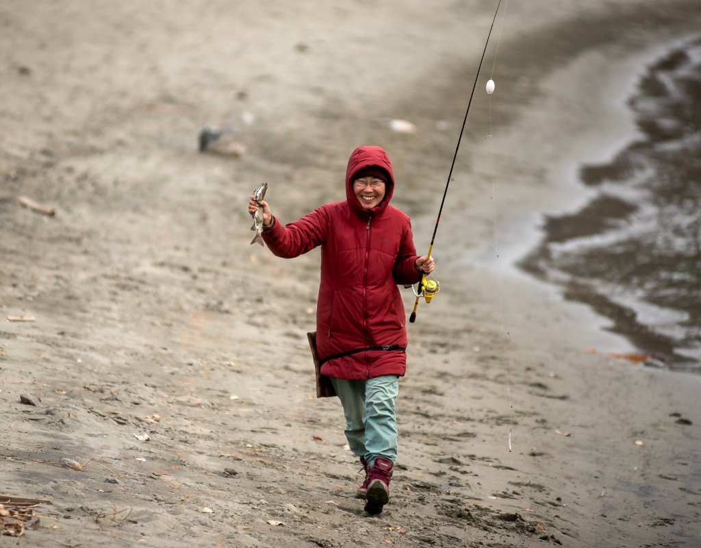 Бежит делиться радостью.