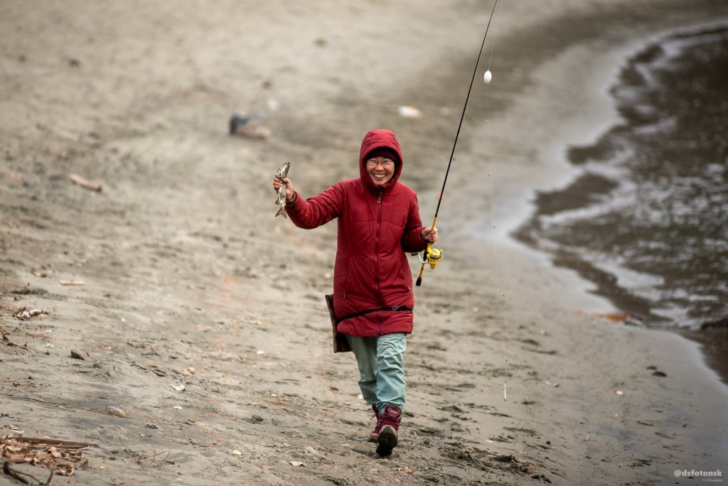 Бежит делиться радостью.
