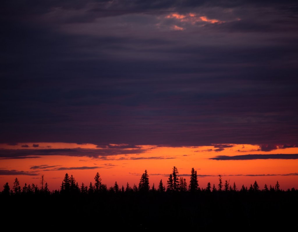 Закат над тайгой с одной стороны.