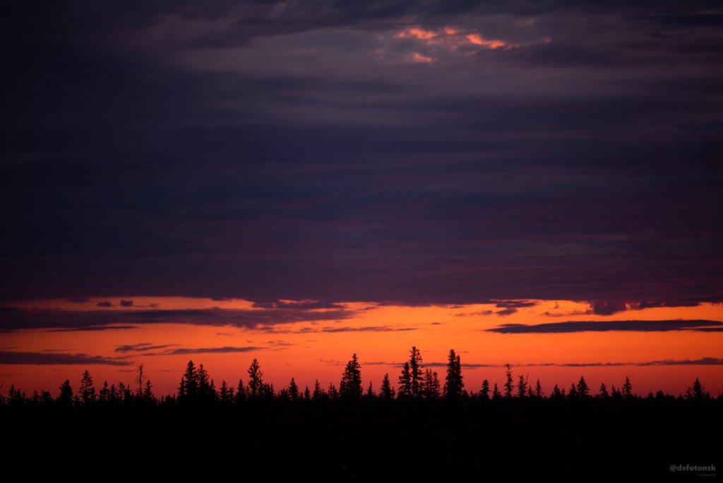 Закат над тайгой с одной стороны.