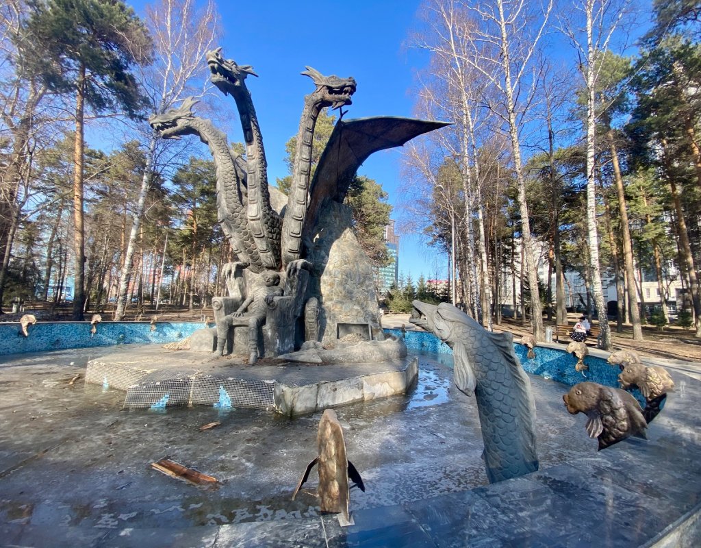 Щука с карасями окружили Горыныча с Кощеем.